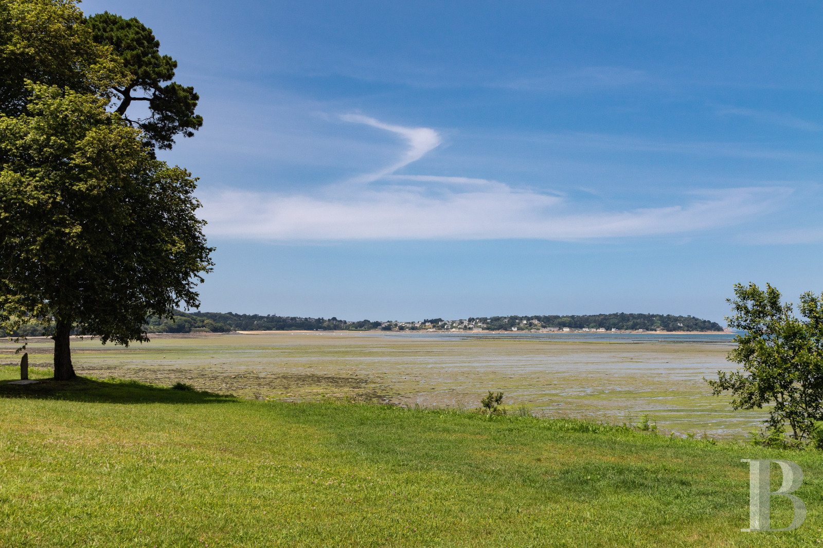 A set of two manor houses overlooks the Bay of Morlaix in Carantec on the north coast of Finistère - photo  n°35